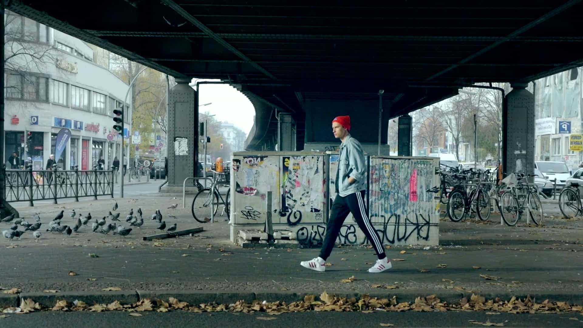 Adidas Originals Superstar Tracksuit Social Media Kampaign - Darsteller läuft auf der Straße - Filmproduktion hawkins.film