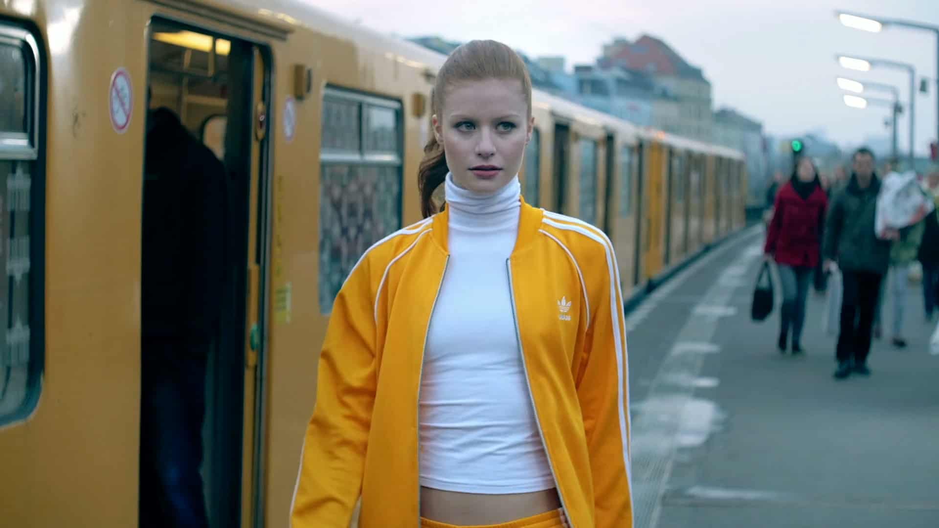 Adidas Originals Superstar Tracksuit Social Media Kampaign - Darstellerin steht neben der Straßenbahn - Filmproduktion hawkins.film