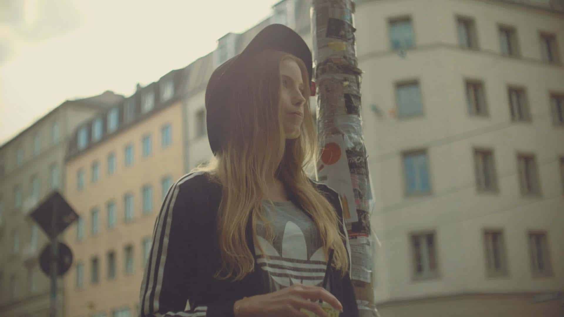 Tracksuit Day Social Teaser - Darstellerin trägt Hut auf der Straße - Filmproduktion hawkins.film