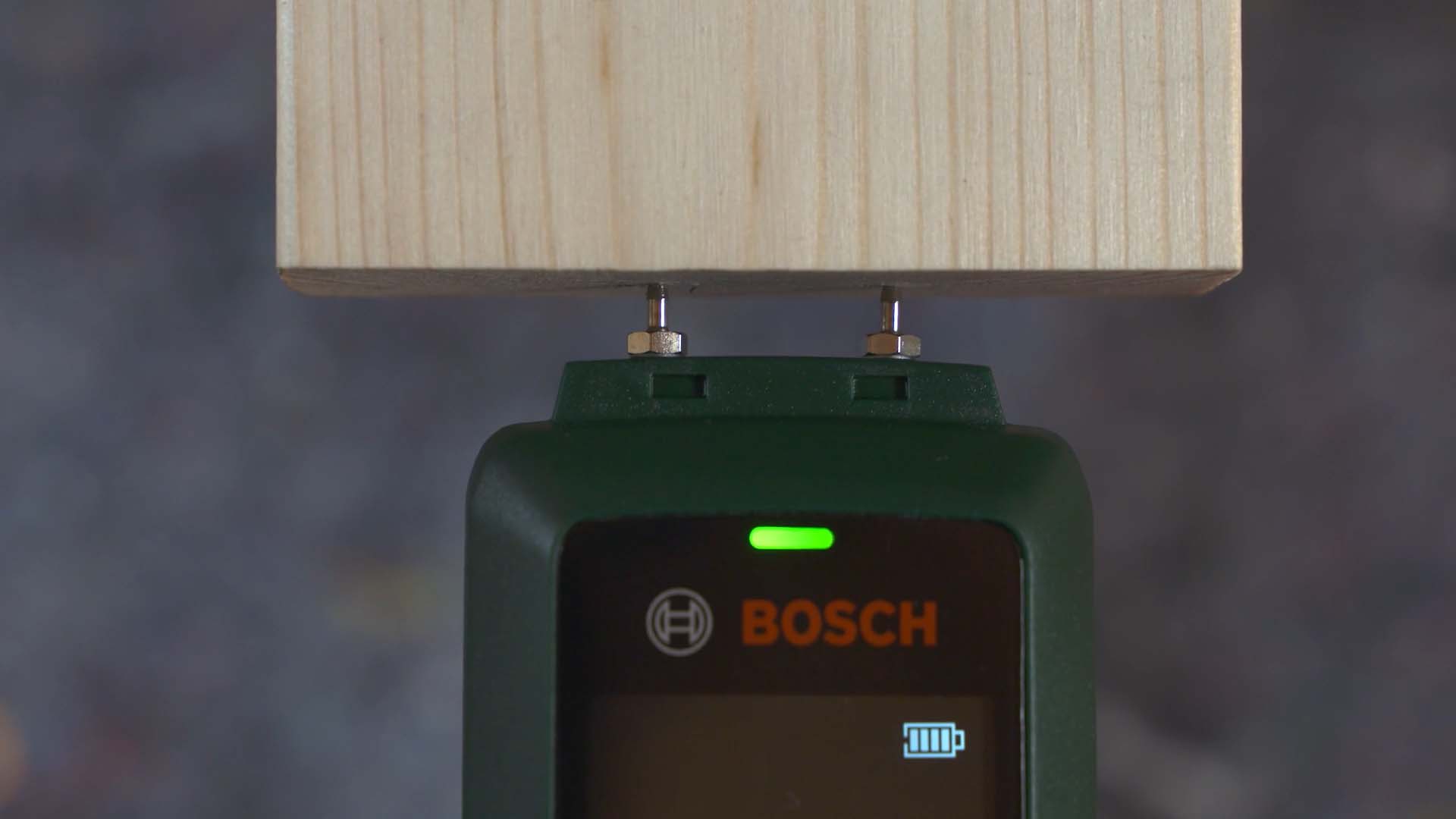 Nahaufnahme des Universal Humid Werkzeuges von Bosch in Aktion.