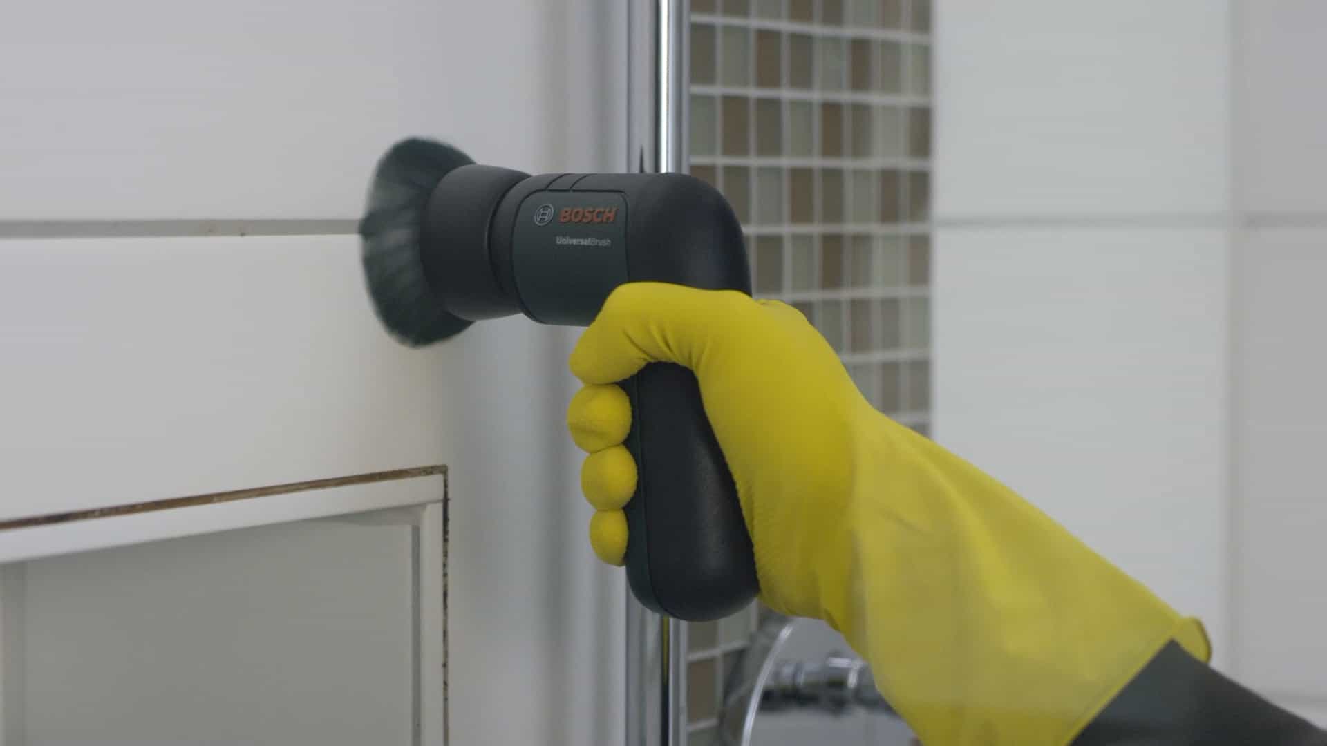 Der ästhetische und handliche Universal Brush von Bosch in Aktion an einer verdreckten Tür.
