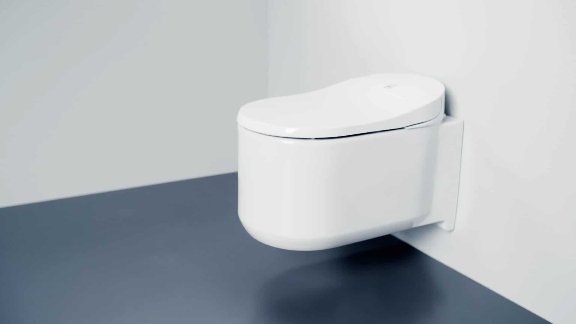 Die selbstreinigende Toilette von Grohe AG in einem minimalistischen Bad.