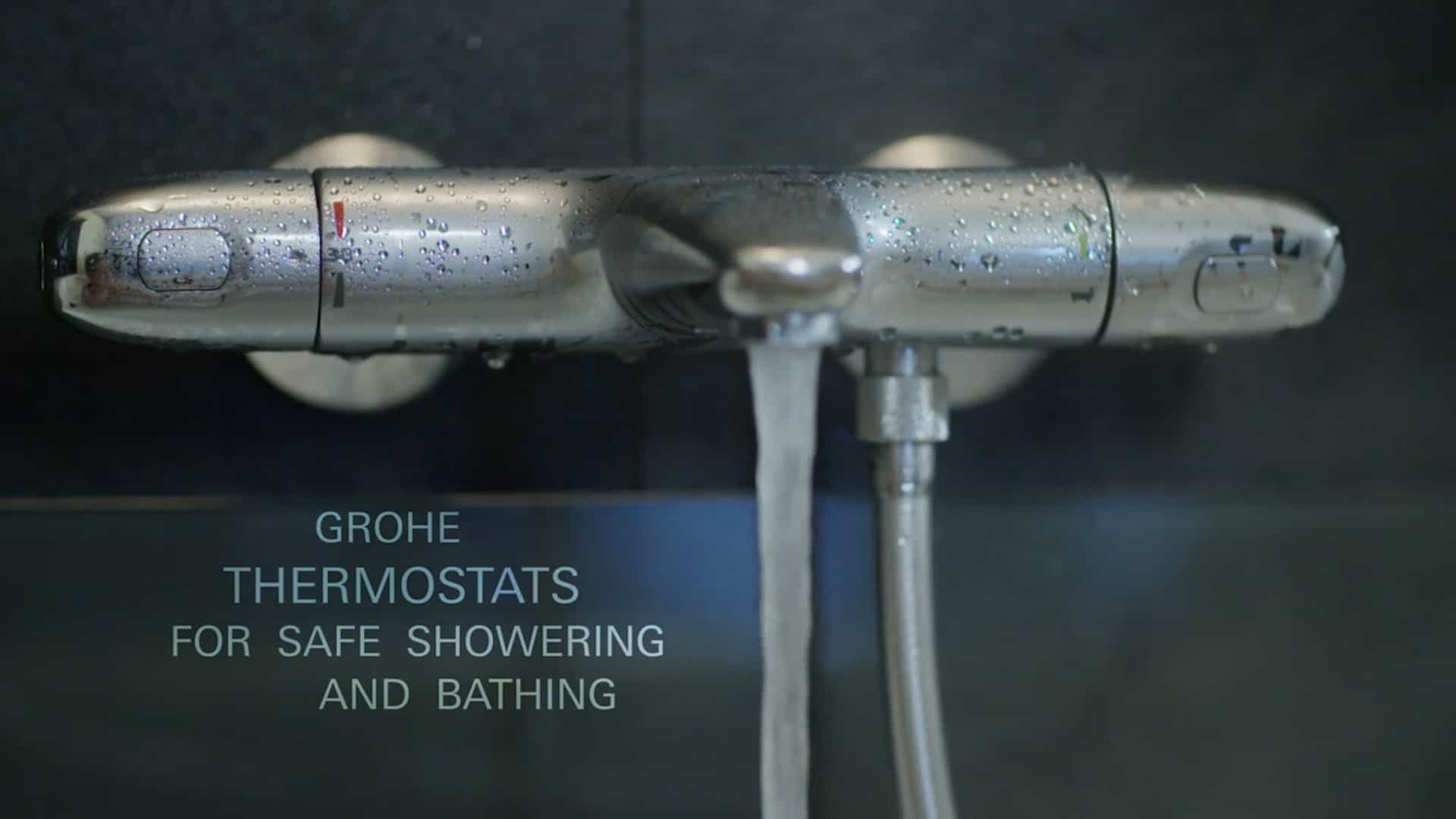 Grohe Thermostate an der Waschbeckenarmatur mit Slogan für ein sicheres Duschen und Baden.