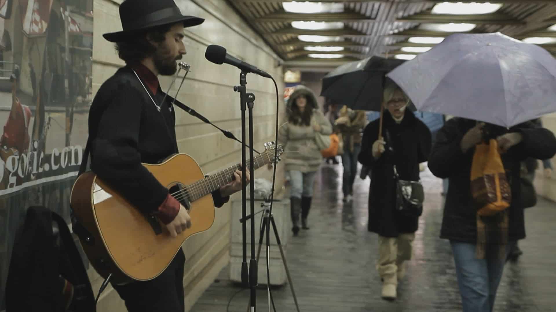 A Global Joy Dokumentarfilm - Streetartist in der U-Bahnstation - Filmproduktion hawkins.film