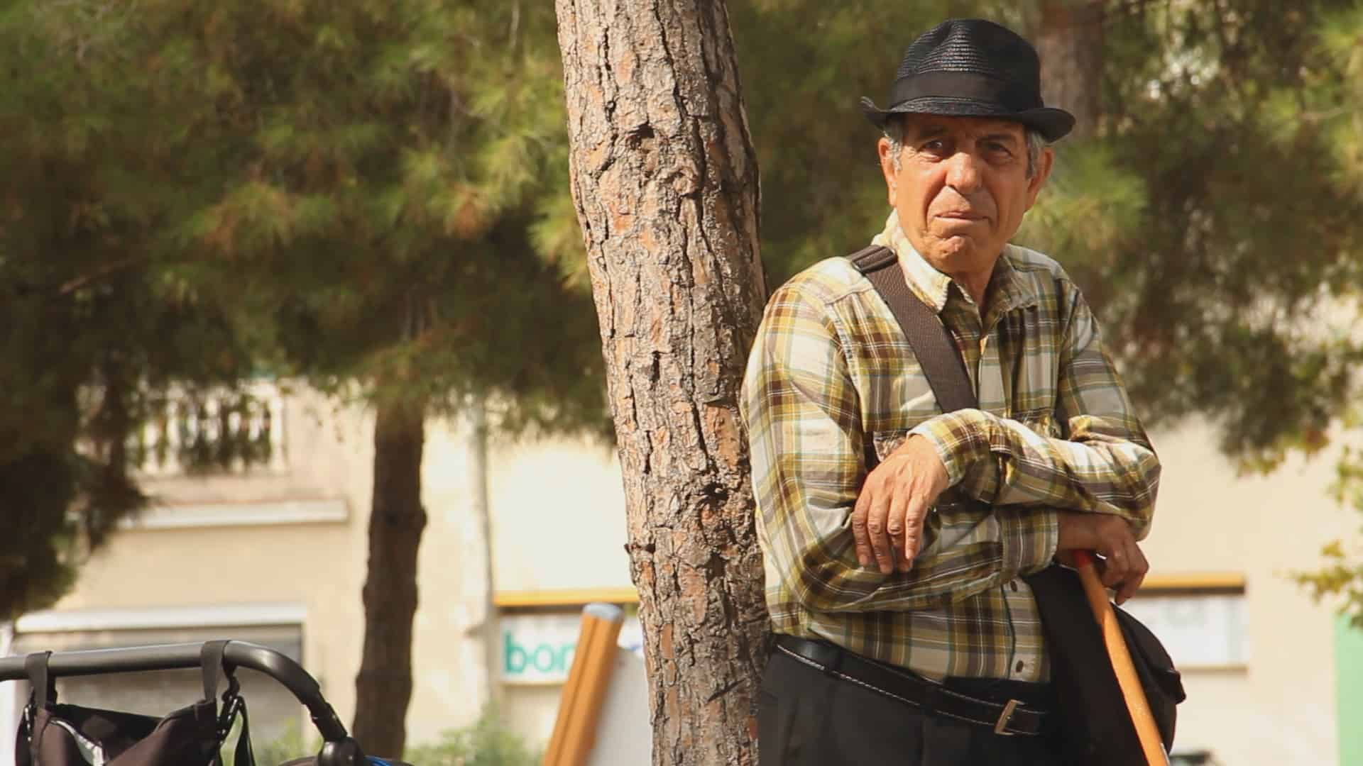 A Global Joy Dokumentarfilm - Älterer Herr lehnt am Baum - Filmproduktion hawkins.film