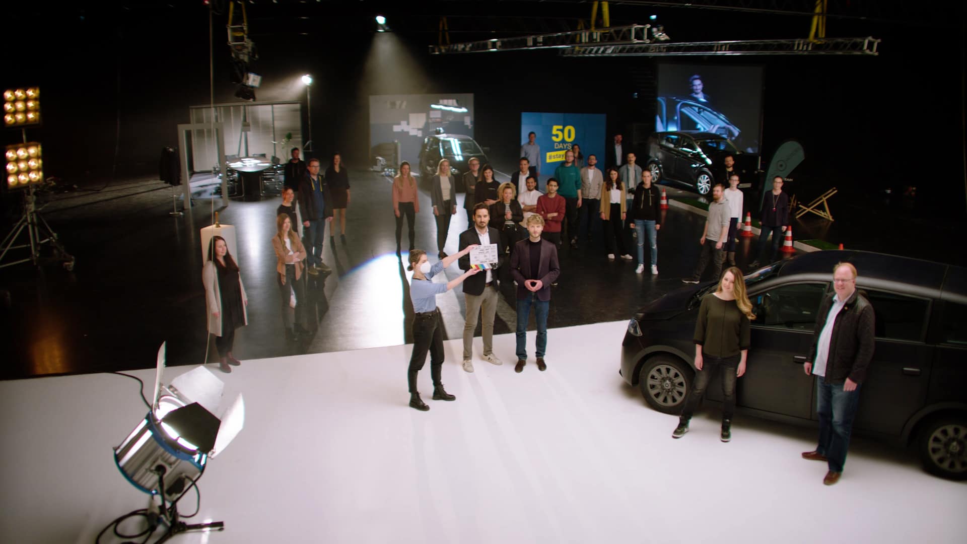 Filmteam und Darsteller im Rampenlicht bei der Filmproduktion Sono Motors behind the Scenes