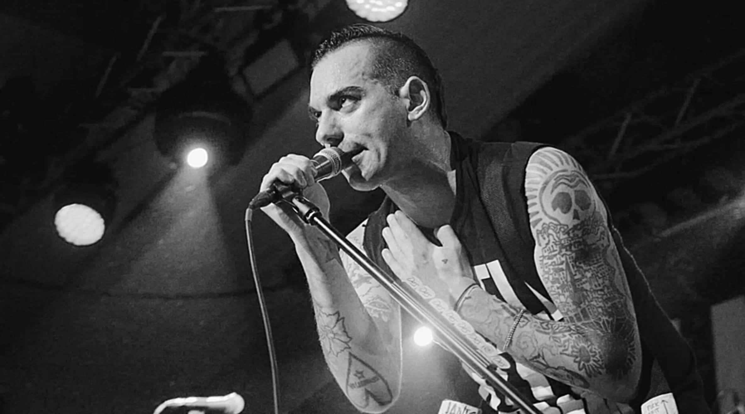 Anti-Flag: Power to the Peaceful Dokumentarfilm, Band Story, EPK - Artist singt auf der Bühne -Filmproduktion hawkins.film