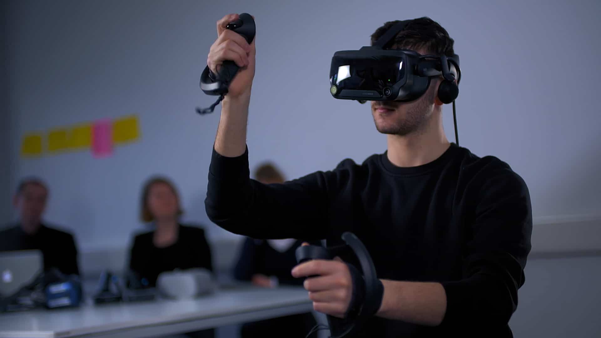 FH Münster Hochschulmarketing Social Media - Darsteller führt VR-Brille vor Publikum vor - Filmproduktion hawkins.film
