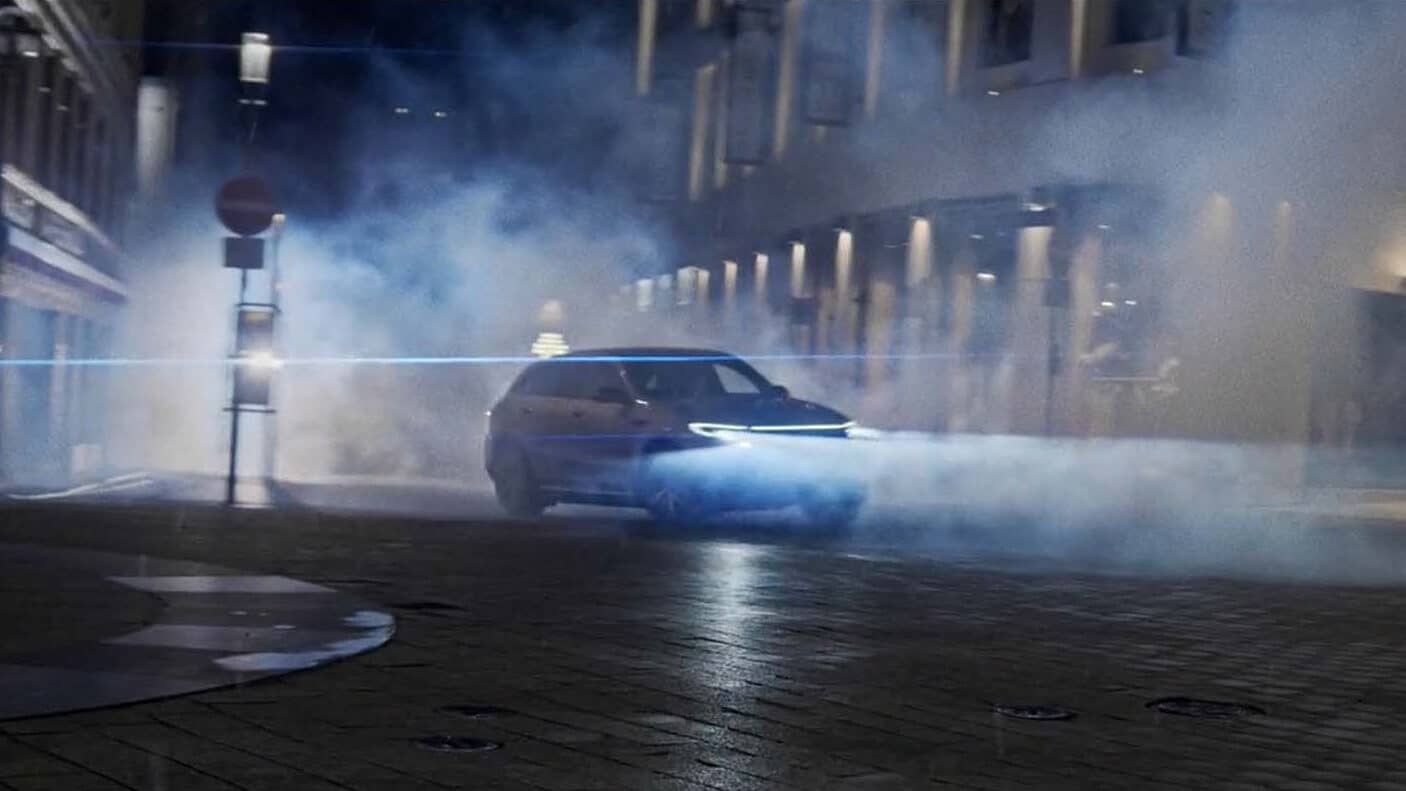 Mercedes Benz - Into the spotlight Social Media Film - Fahrendes Auto auf nebeliger Straße bei Nacht - Filmproduktion hawkins.film