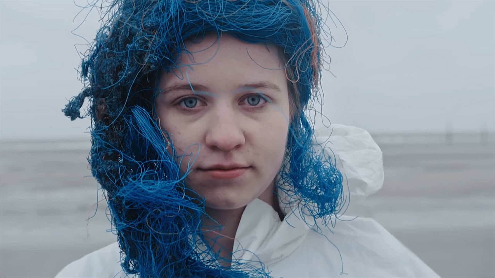 Dead Sea Kunst für die Meere TV-Doku Mehrteiler, SKY Arts - Darstellerin mit blauen Haaren - Filmproduktion hawkins.film