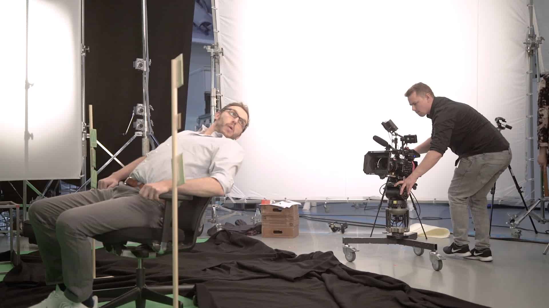 Darsteller und Kameramann von Hawkins Filmproduktion behind the scenes auf dem Dürr Filmset.